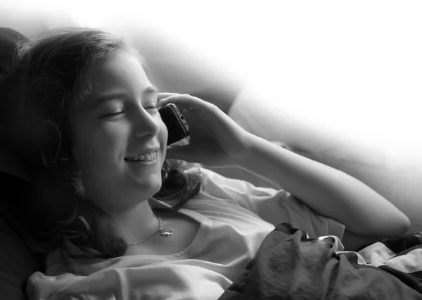 The ill girl calling with her mobile phone — Stock Photo, Image