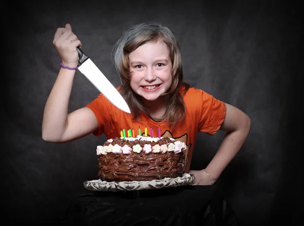 Menina com faca de pão e bolo . — Fotografia de Stock