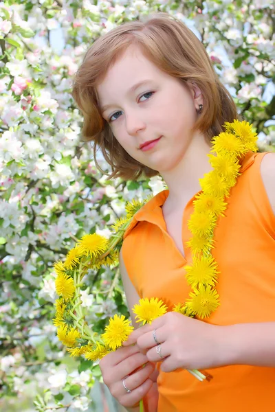 Flicka med maskros halsband — Stockfoto