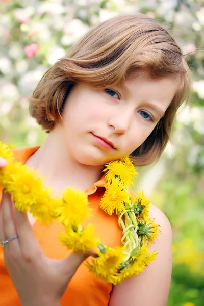 Meisje met paardebloem ketting — Stockfoto