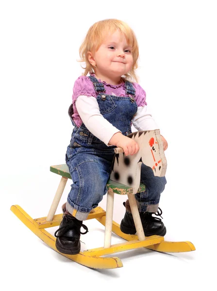 Niño y un caballo mecedora . — Foto de Stock