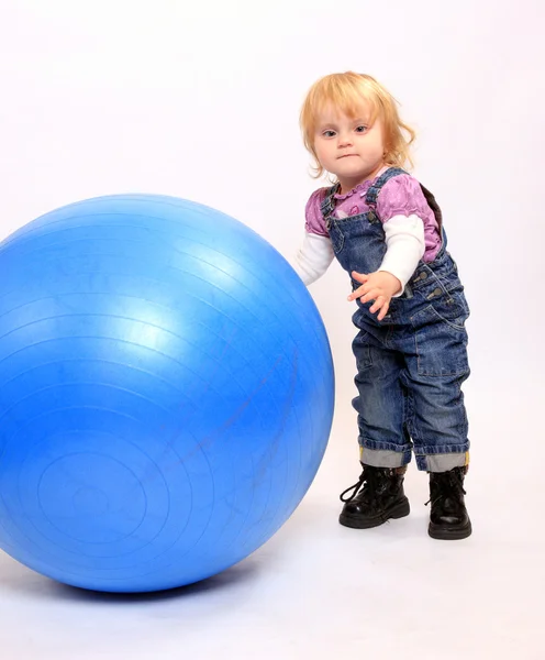 Ребёнок с мячом . — стоковое фото
