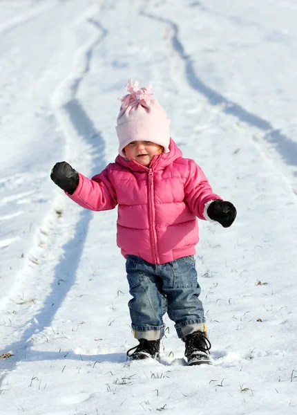 Pieni tyttö talvella luminen tie . — kuvapankkivalokuva