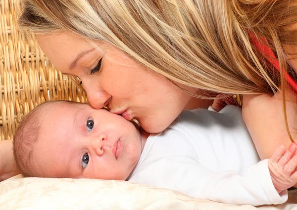 Jovem mãe e seu bebê bonito . — Fotografia de Stock