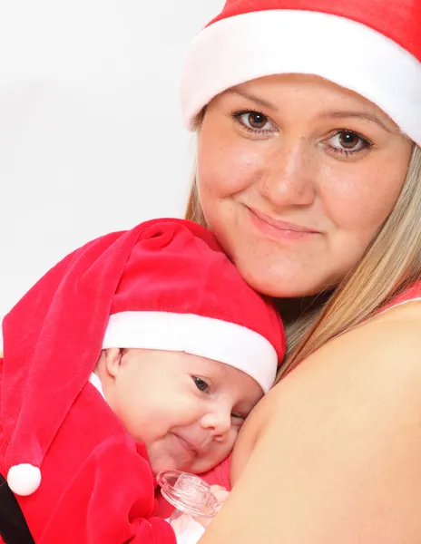 Jeune mère et son joli bébé habillé en costume de Père Noël . — Photo