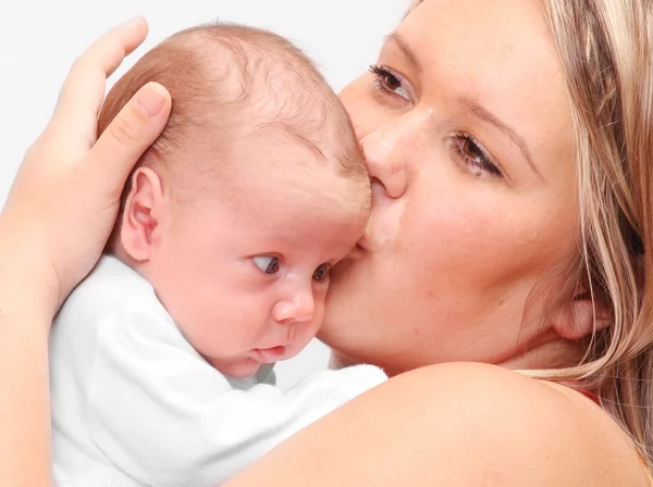 Junge Mutter und ihr süßes Baby. — Stockfoto