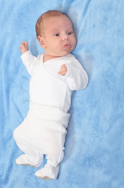 Söt baby på en plushy filt. — Stockfoto