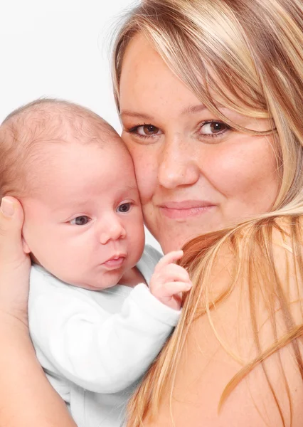 Joven madre y su lindo bebé . — Foto de Stock