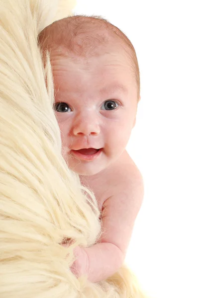 Niedliches Baby auf dem Fell. — Stockfoto