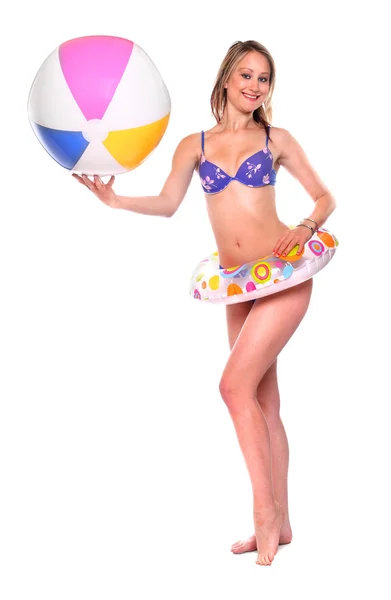 Giovane donna in costume da bagno con palla — Foto Stock