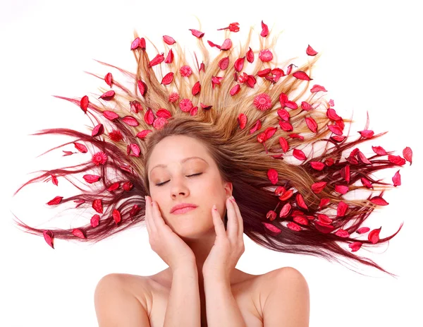 Hermosa joven con flores en su pelo largo . — Foto de Stock