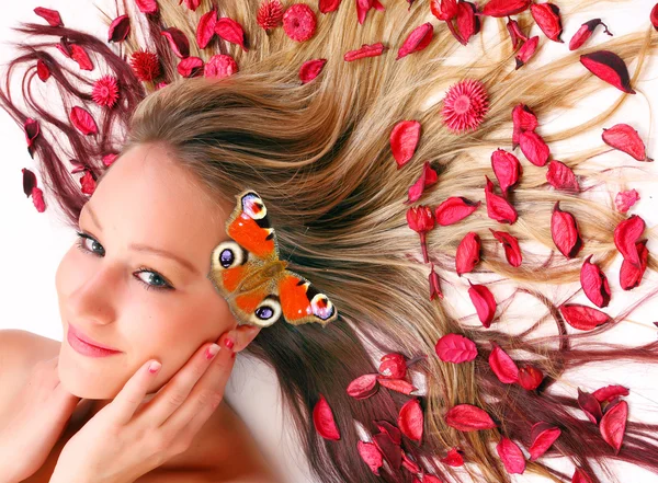 Bella giovane donna con fiori sui capelli lunghi . — Foto Stock