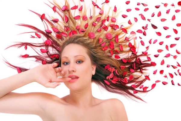 Piękna młoda kobieta z kwiatami na jej długie włosy. — Zdjęcie stockowe
