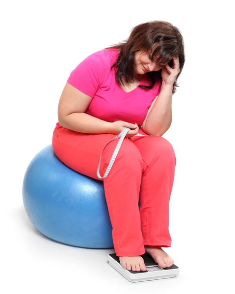 マシンの重量を量ると太りすぎの女性. — ストック写真