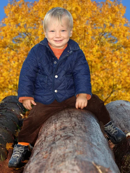 Little child playing outdoors — Stock Photo, Image