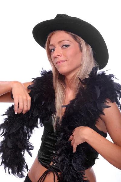 Schönes Showgirl im Retro-Kostüm mit Cowboyhut und schwarzer Boa. — Stockfoto