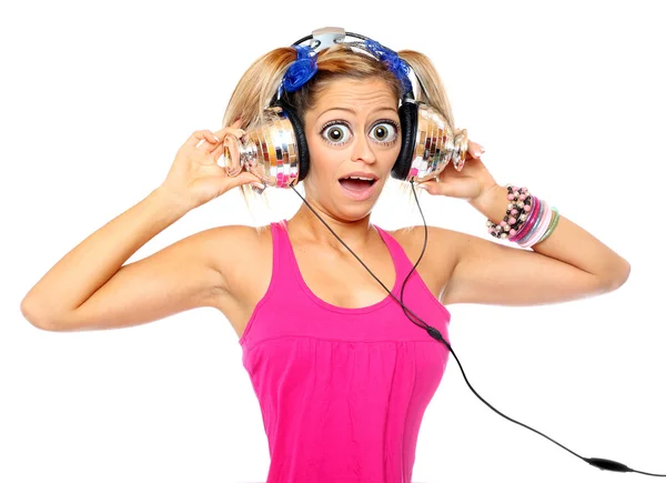 Chica disfruta escuchando música en los auriculares —  Fotos de Stock