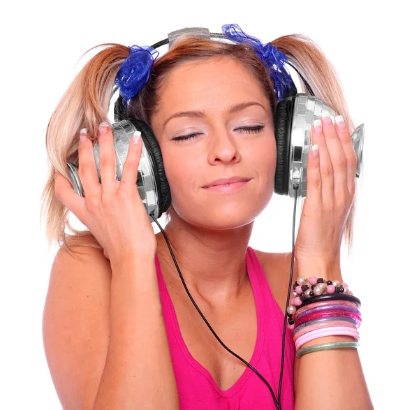 Dziewczyna cieszy się słuchanie muzyki w słuchawkach — Zdjęcie stockowe