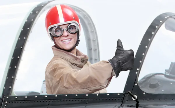 Schönes Mädchen im Cockpit eines Oldtimer-Flugzeugs. — Stockfoto