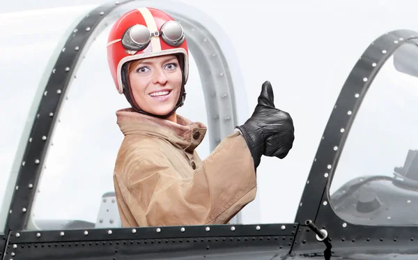Menina bonita em um cockpit de um avião vintage . — Fotografia de Stock