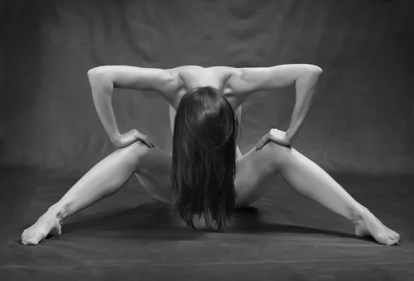 Klassische künstlerische Nacktheit Stil Bild der Frau arbeitet auf schwarzem Hintergrund — Stockfoto