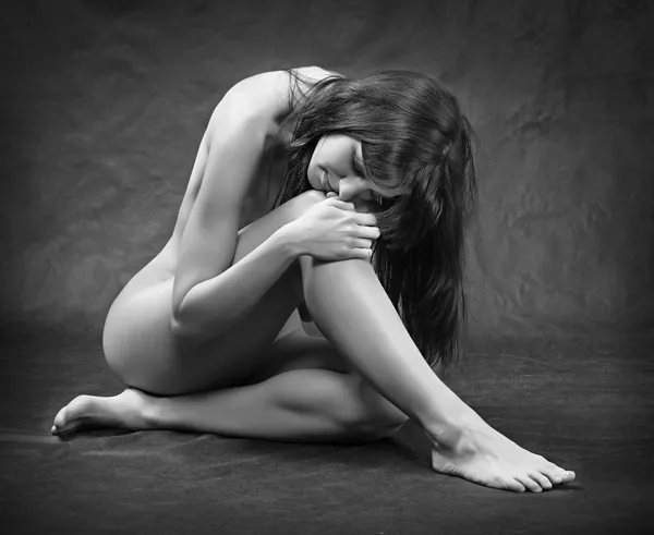 Femme triste nue posant — Photo