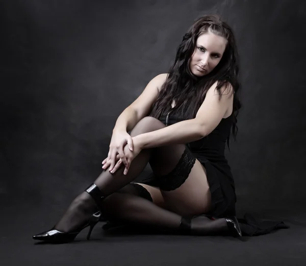 Estudio disparo jóvenes hermosas mujeres desnudando abajo medias de nylon negro — Foto de Stock