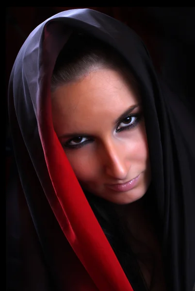 Portrét atraktivní gothic dívka s šátkem — Stock fotografie