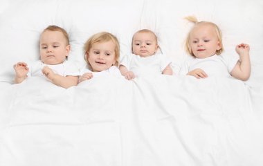 küçük kardeşleri yatakta. mutlu aile kavramı.