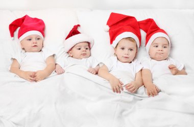 küçük çocuklar üzerinde santa claus bekleyen yatakta.