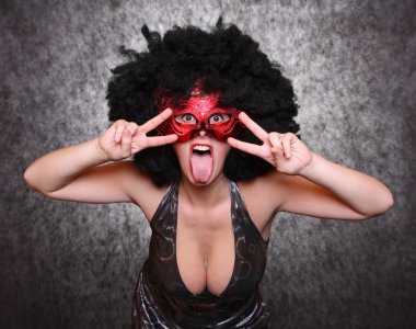 expressieve portret showgirl met rode masker