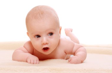 konforlu bir paket üzerinde şirin bebek.