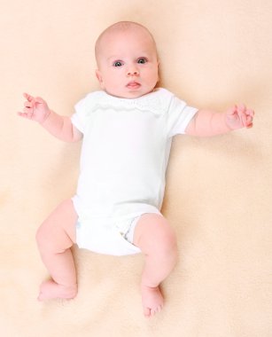 konforlu bir paket üzerinde şirin bebek.