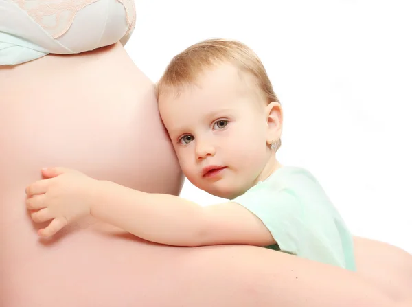 Liten flicka och hennes gravid mamma. Glad familj koncept. — Stockfoto