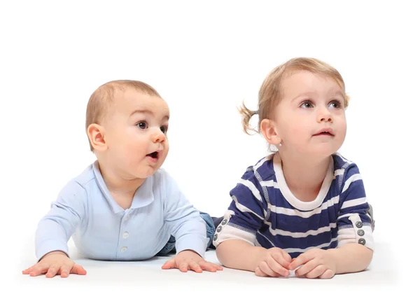 A brincar às crianças. Uma menina com seu irmãozinho em um fundo branco . — Fotografia de Stock