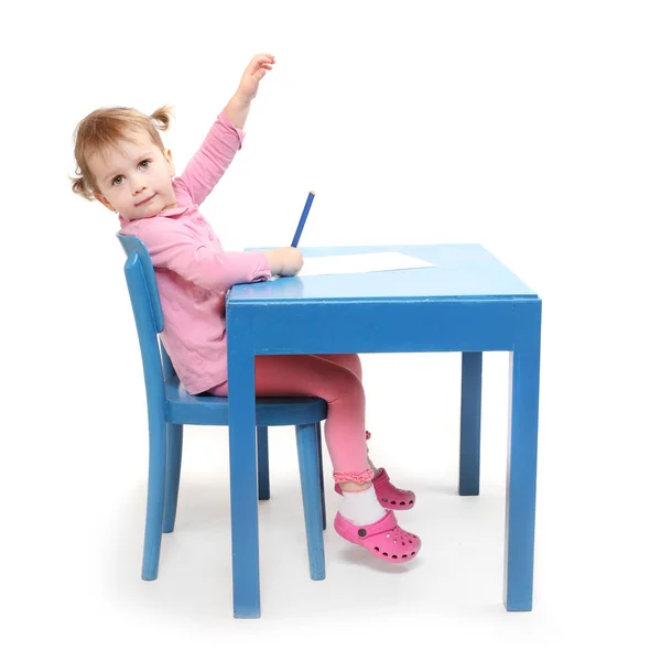 Pequeno estudioso na mesa da escola . — Fotografia de Stock