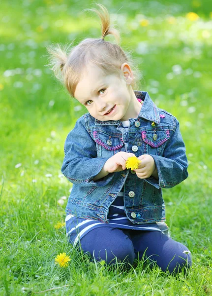 Flicka i gräs. — Stockfoto