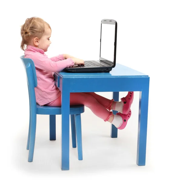 Mały naukowiec w szkole biurko z laptopa. — Zdjęcie stockowe