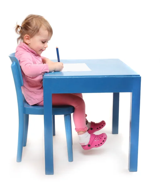 Pequeño erudito en el escritorio de la escuela . — Foto de Stock