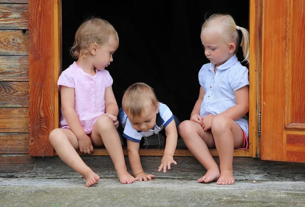 Kids playing in doorway — Stock Photo, Image