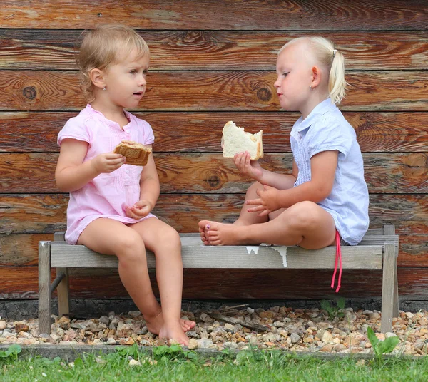 Picnic per bambini sulla panchina rurale . — Foto Stock