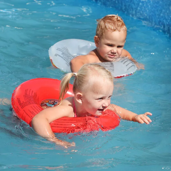 Dwoje dzieci, pływanie w pierścień życia. — Zdjęcie stockowe