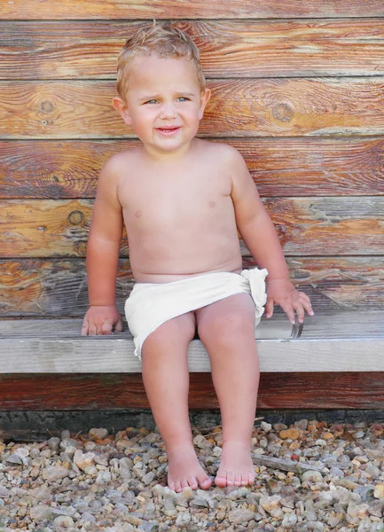 Niño pequeño relajándose en la sauna (invernadero) ) — Foto de Stock