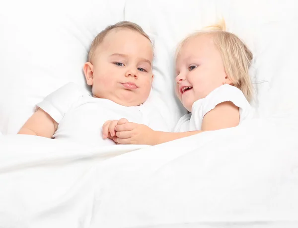 Irmãozinhos na cama. Conceito de família feliz . — Fotografia de Stock