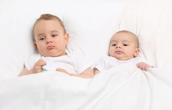 Irmãozinhos na cama. Conceito de família feliz . — Fotografia de Stock