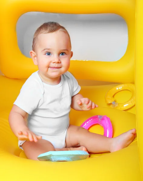 Niño jugando en un trampolín inflable . — Foto de Stock