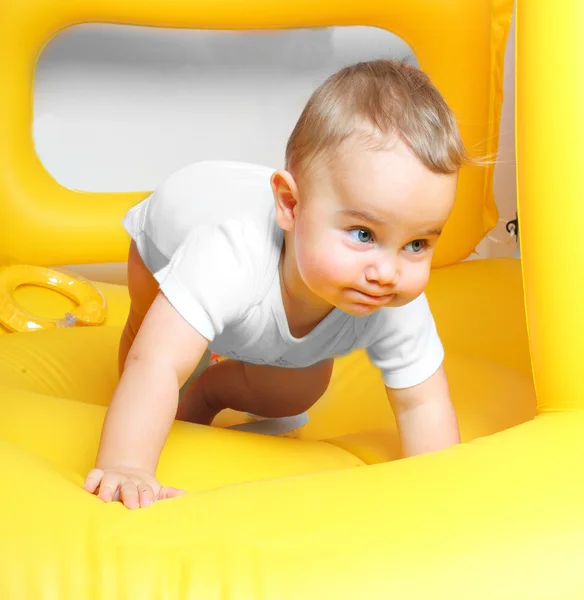 Dziecko grając na trampoliny nadmuchiwane. — Zdjęcie stockowe