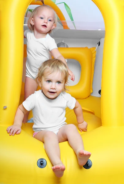 Kinder spielen auf einem aufblasbaren Trampolin. — Stockfoto