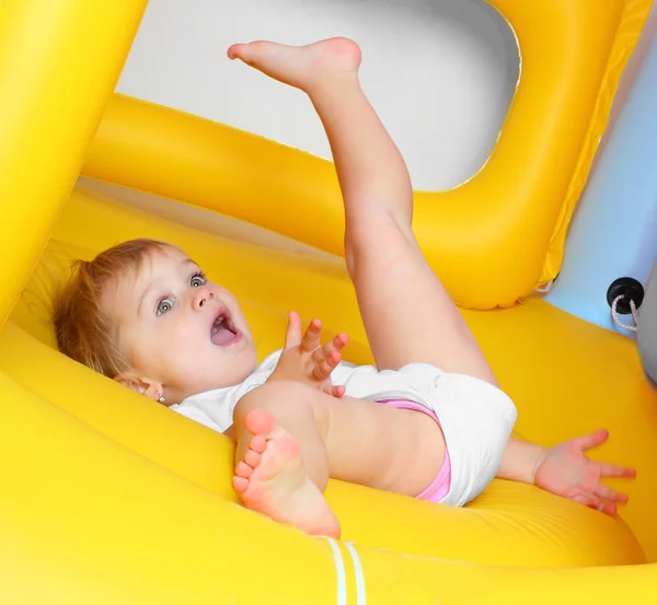 Criança brincando em um trampolim inflável . — Fotografia de Stock