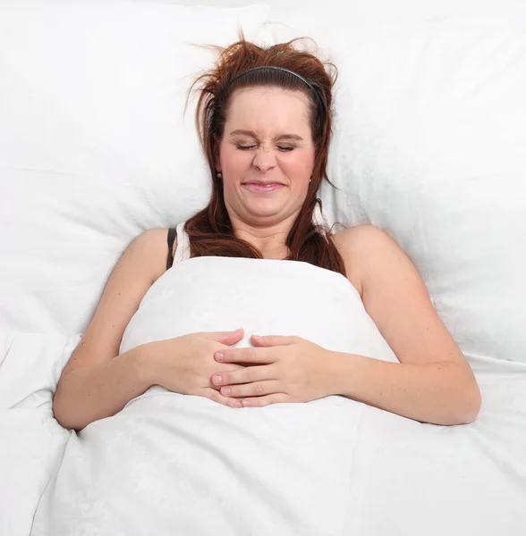 Mujer durmiendo en la cama. —  Fotos de Stock